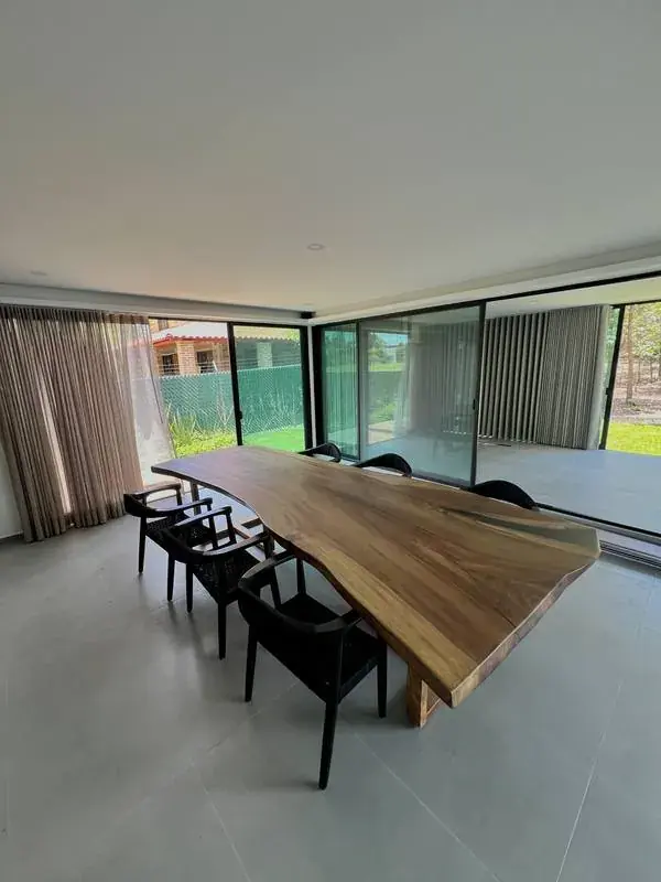 Mesa de comedor de madera maciza con vista al jardín