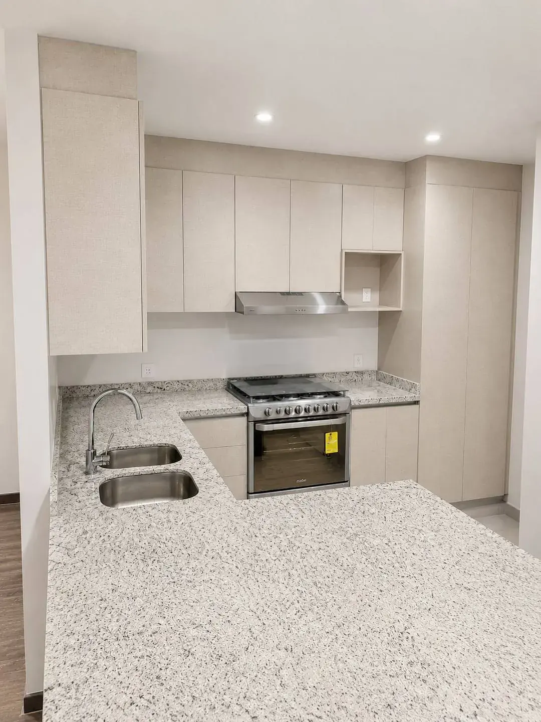 Cocina integral en tonos claros