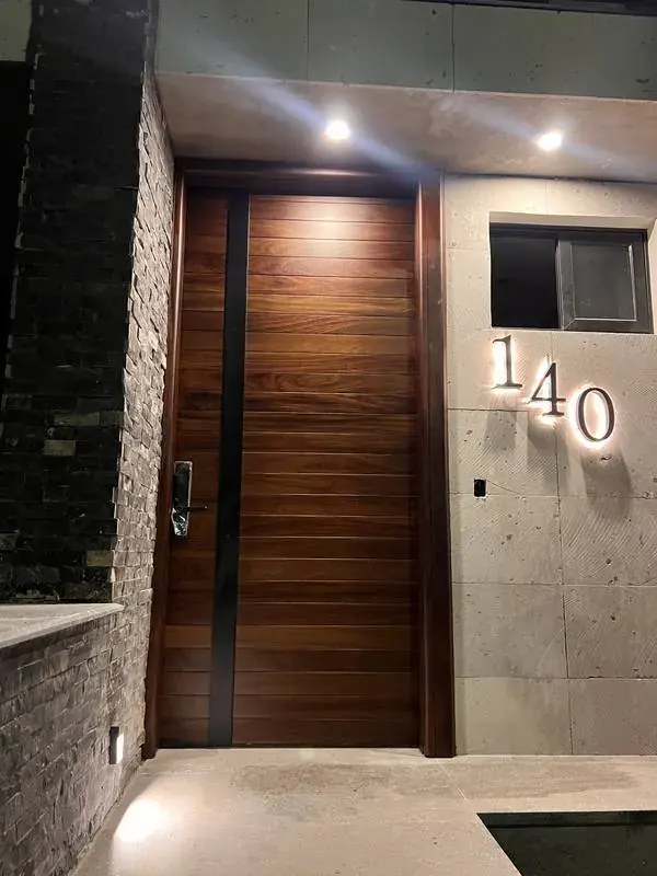 Puerta principal a medida