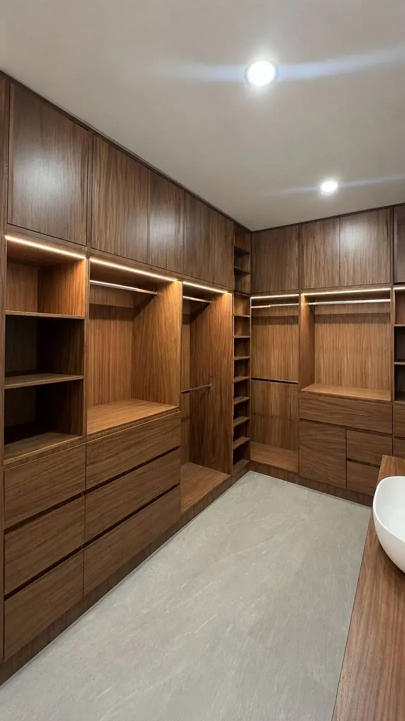 Vestidor abierto en madera de nogal