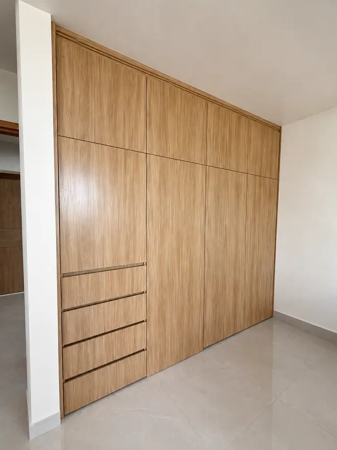 Clóset en madera clara con cajones