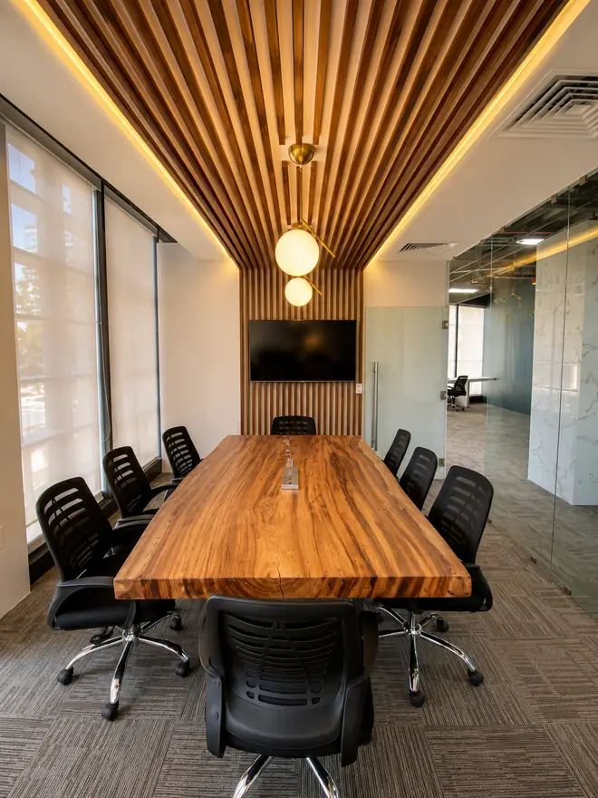 Sala de juntas con mesa de una sola pieza