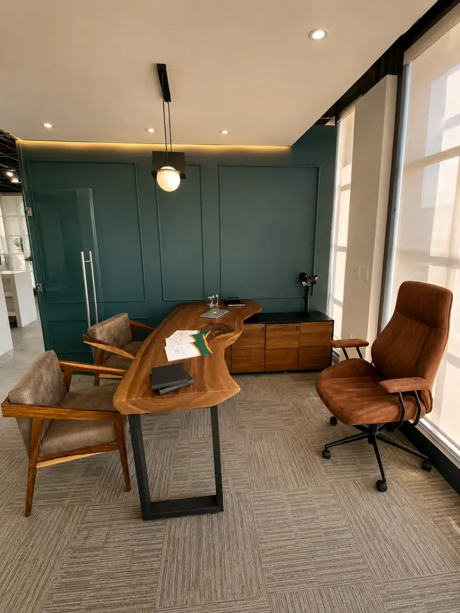 Oficina privada con escritorio en madera maciza