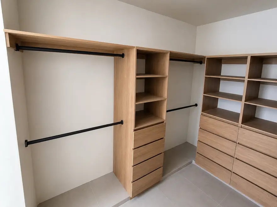 Pasillo con puertas de madera a medida