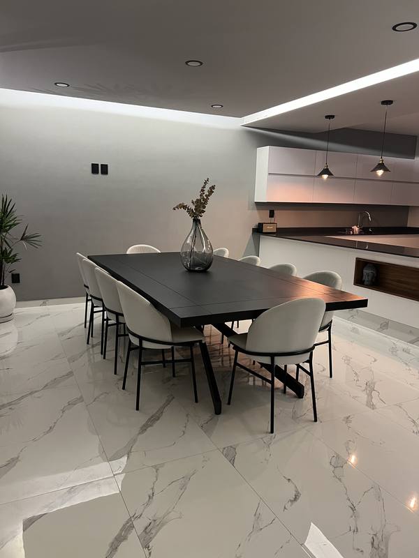 Mesa de comedor moderna de madera maciza