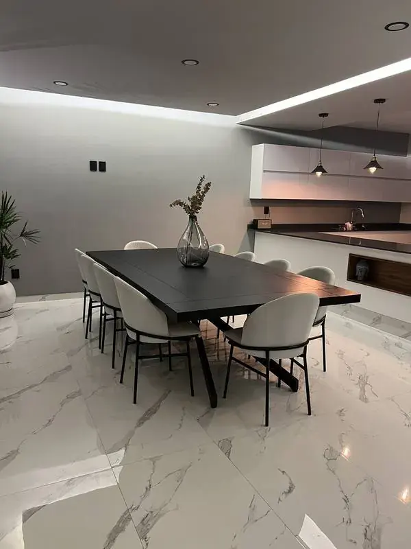 Mesa de comedor moderna de madera maciza